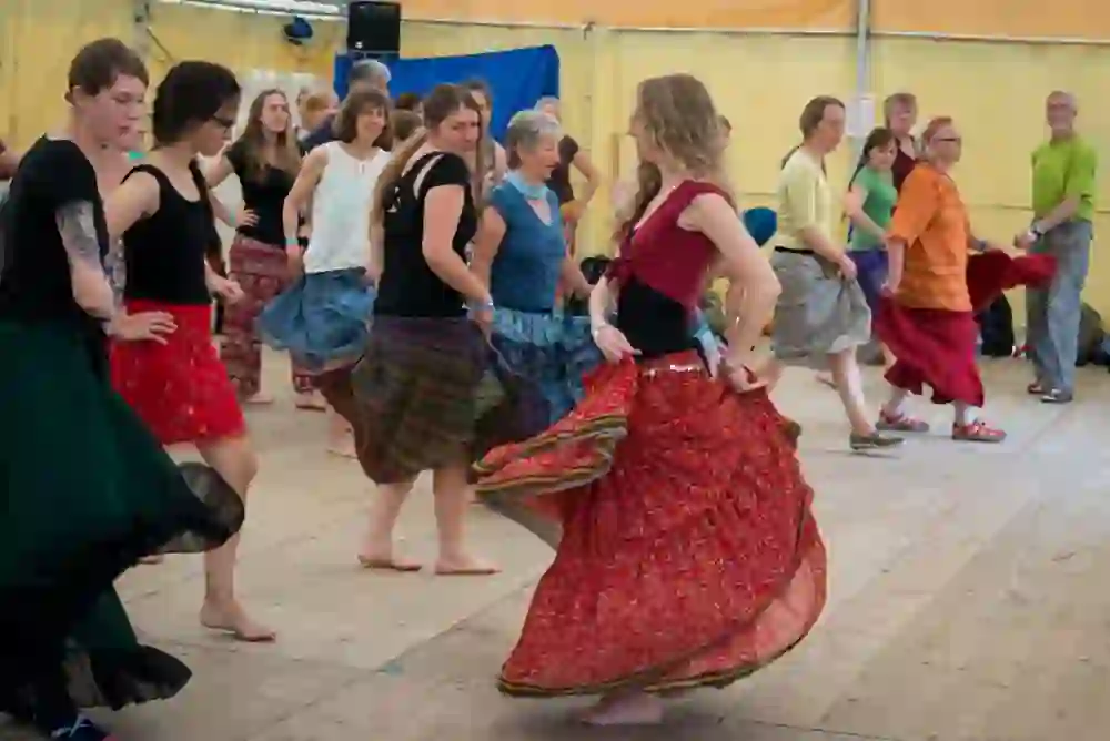 La photo montre plusieurs personnes qui dansent longuement au festival Vertanzt.