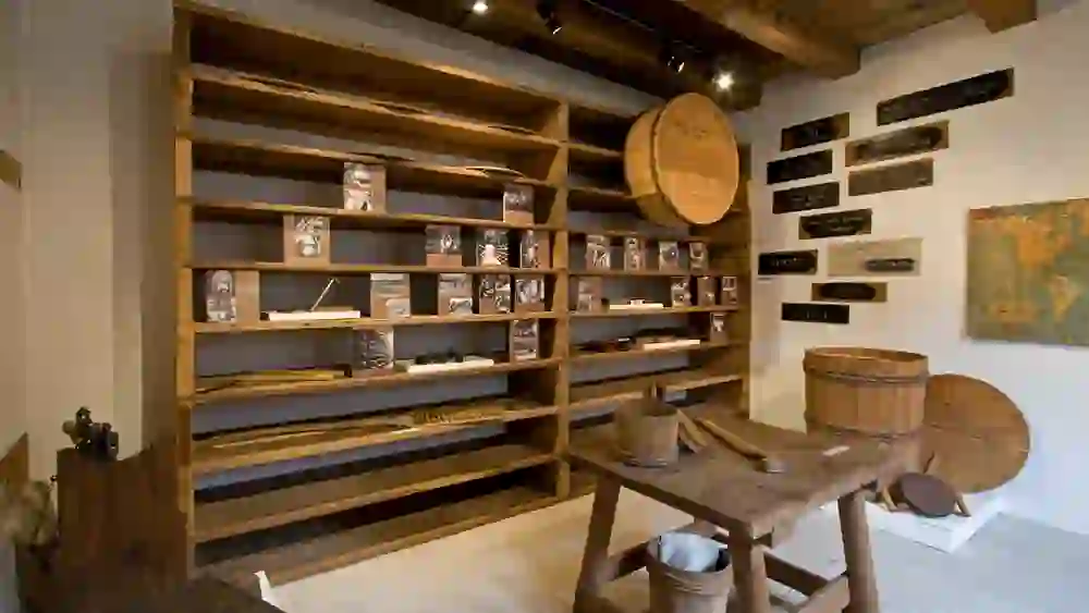 Der Ausstellungsraum im Regionalmuseum Chüechlihus in Langnau präsentiert mit bedacht arrangierten historischen Gegenständen und Fotografien eine lehrreiche Stille, die zum Entdecken einlädt.