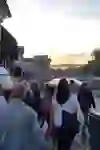 Un gruppo di partecipanti al tour del cioccolato passeggia per le strade all'imbrunire, con il tramonto che fa da sfondo caldo e invitante. Si respira un'atmosfera di esplorazione condivisa e di attesa di dolci scoperte.