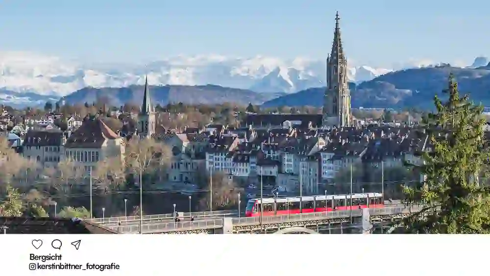 Vue du Kursaal sur la vieille ville de Berne et le pont du Kornhaus, la cathédrale de Berne et les montagnes en arrière-plan.
