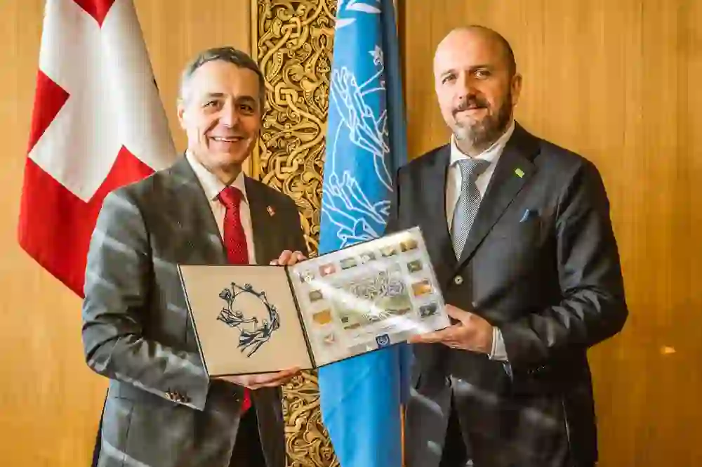 The picture shows Marjan Osvald and Federal Councillor Ignazio Cassis, both holding a book with a stamp collection.