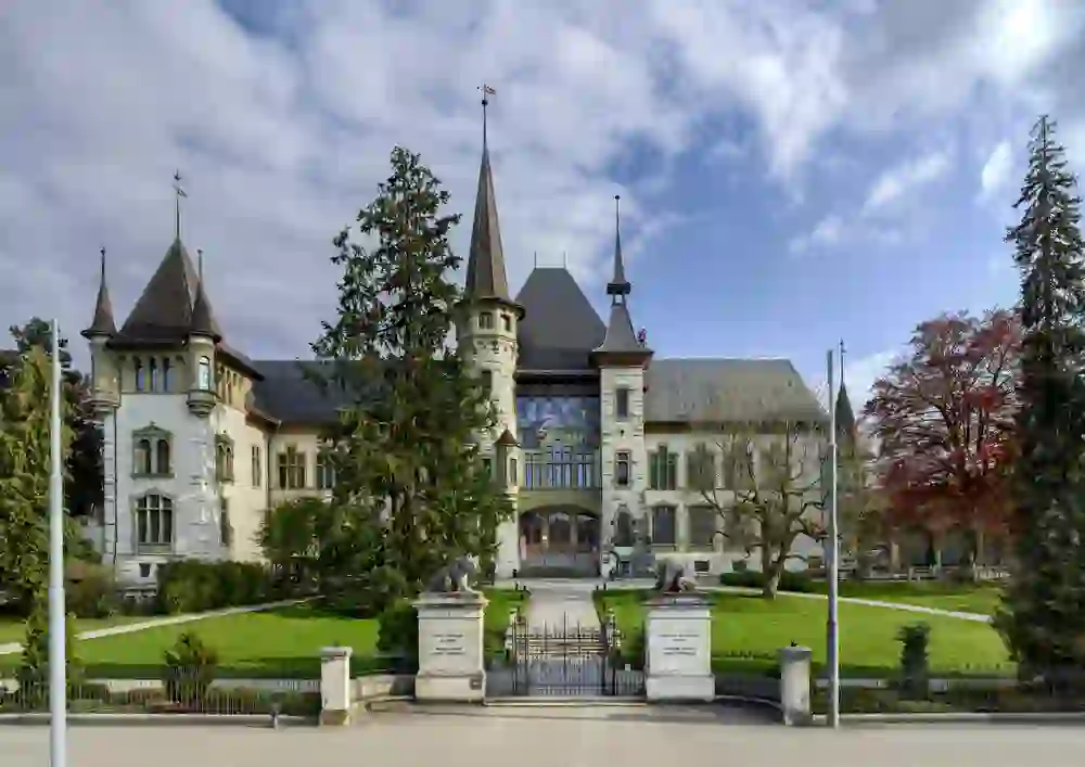 Das Bernische Historische Museum in Bern präsentiert sich in majestätischer Ruhe, eingebettet in Grünanlagen, als Wächter der Geschichten und Schätze der Vergangenheit, ein Ort voller Wissen und kultureller Erhabenheit.