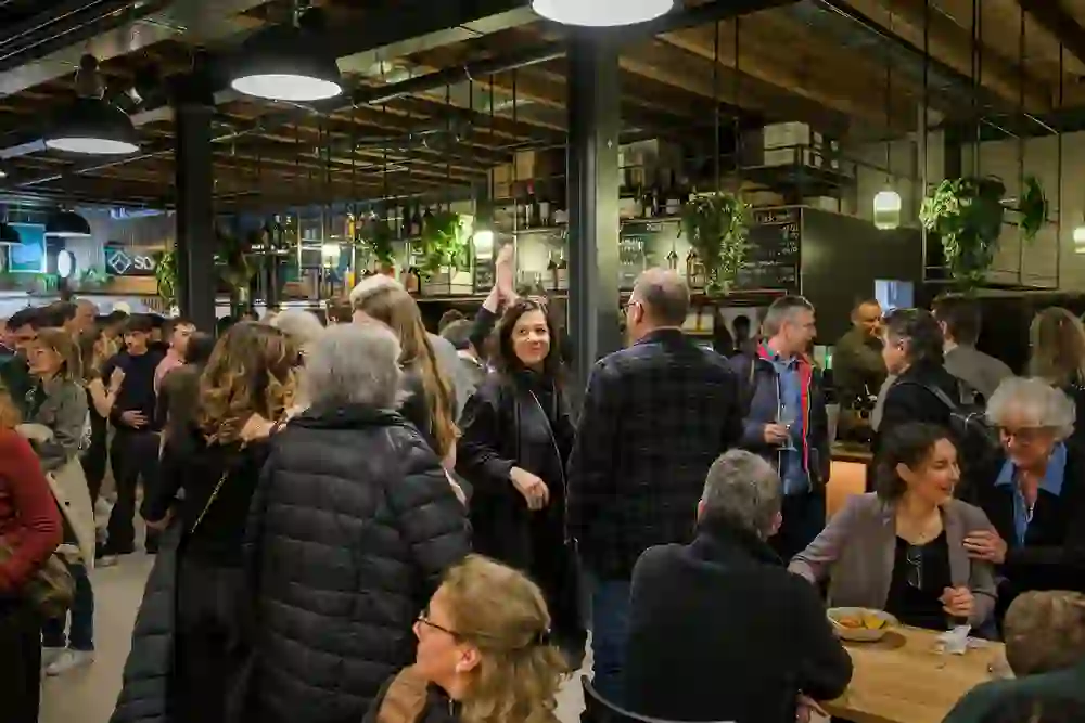 Hall 16 in Bern's Länggass neighbourhood is packed with a diverse crowd of guests between the street food stalls and the bar. People are laughing, discussing and clinking glasses. The atmosphere is lively, urban and warm - a place full of enjoyment, encounters and palpable energy.