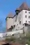 Das imposante Schloss Burgdorf erhebt sich stolz auf einem Felsplateau unter dem blauen Himmel, verkörpert kulturelles Erbe und strahlt ruhige Beständigkeit aus.