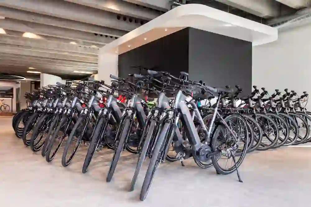 File di moderne e-bike sono pronte per l'avventura, in uno spazio che irradia attesa e aspettativa di nuove scoperte su due ruote.
