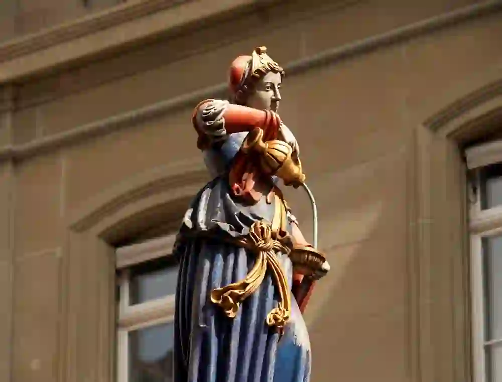 The picture shows a fountain figure of a fountain in the Marktgasse in Bern. The figure is the historical figure Anna Seiler.