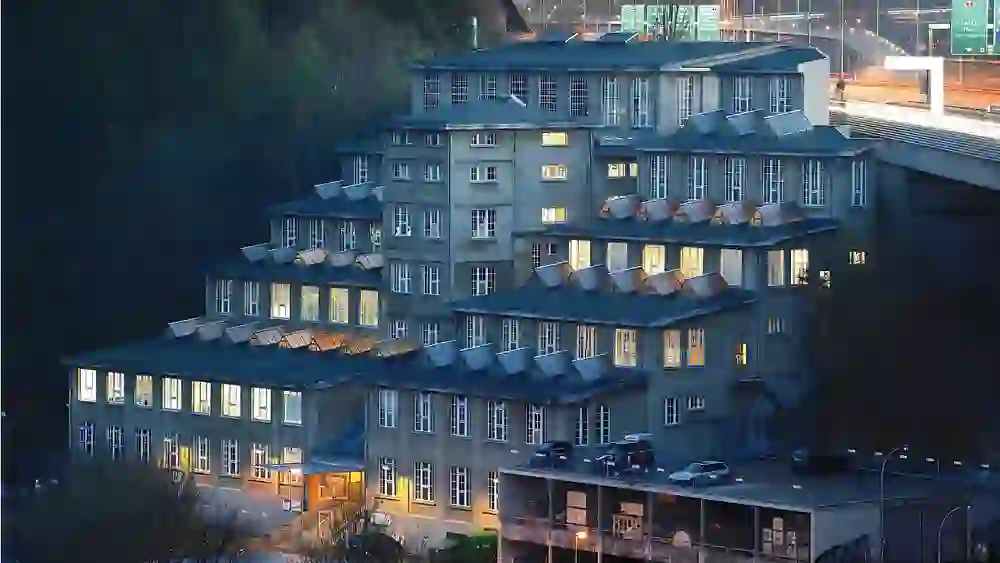 L'iconico edificio a gradoni nella luce della sera: storico, suggestivo e in posizione centrale. Un luogo con carattere e spazio per grandi idee.