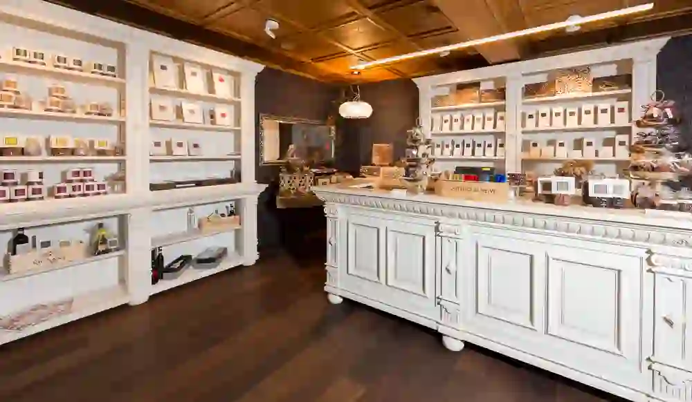 Das Geschäft der "Nobile Cioccolateria" mit seinem eleganten Interieur strahlt Wärme und einladenden Luxus aus, voller verführerischer Schokoladenkreationen.