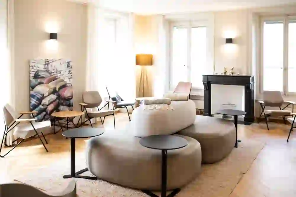 La foto mostra un invitante angolo lounge del Mattehof Gastronomie und Kafihuus con sedute morbide, luci calde e un'atmosfera rilassata e moderna che invita a soffermarsi.