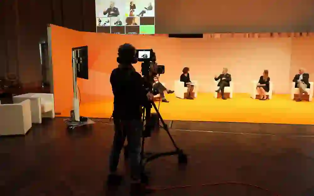 The picture shows the virtual broadcast of the 5th Swiss Implant Congress in November 2020. The picture shows cameras and a podium.