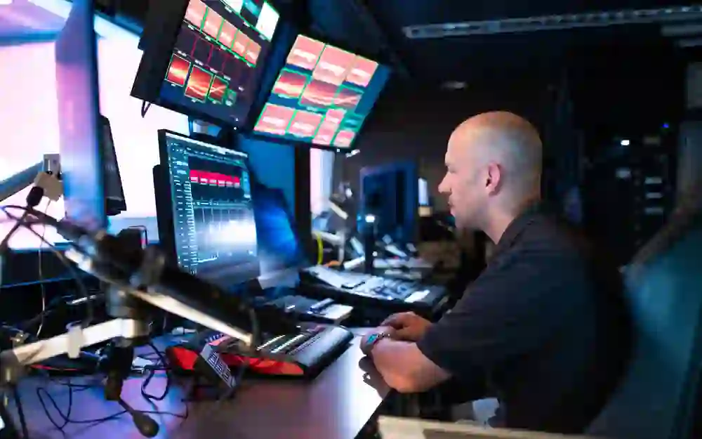 L'image montre la retransmission virtuelle de la foire grand public "Hero Fest" pendant la pandémie de Corona dans l'enceinte de Bernexpo.