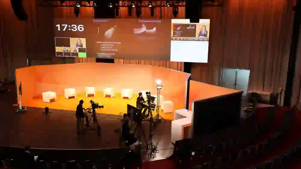 The picture shows the virtual broadcast of the 5th Swiss Implant Congress in November 2020. The picture shows cameras and a podium.