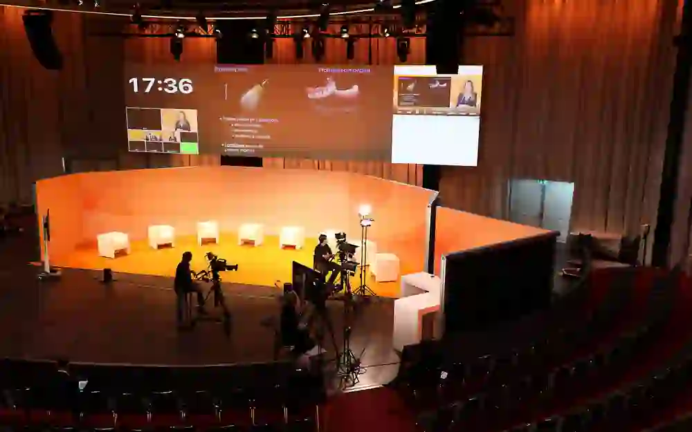 Das Bild zeigt die virtuelle Übertragung des 5. Schweizer Implantat-Kongresses im November 2020. Auf dem Bild sind Kameras sowie ein Podium zu sehen.