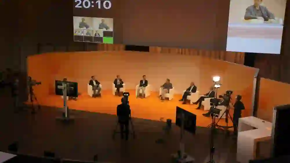 Das Bild zeigt die virtuelle Übertragung des 5. Schweizer Implantat-Kongresses im November 2020. Auf dem Bild sind Kameras sowie ein Podium zu sehen.