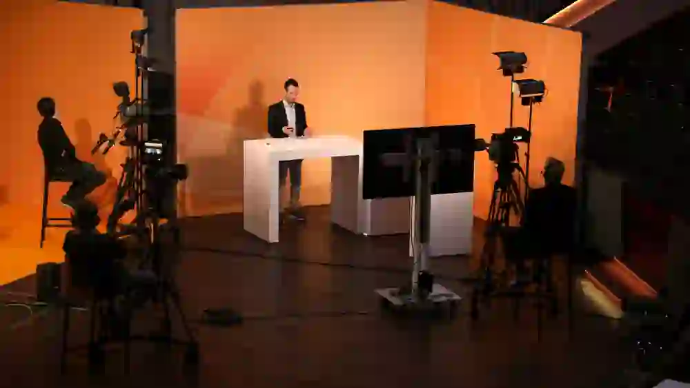 The picture shows the virtual broadcast of the 5th Swiss Implant Congress in November 2020. The picture shows cameras and a podium.