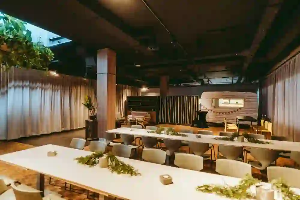 Allestite lunghe tavolate con decorazioni verdi e vista sull'originale carovana. Un mix perfetto di eleganza e creatività.