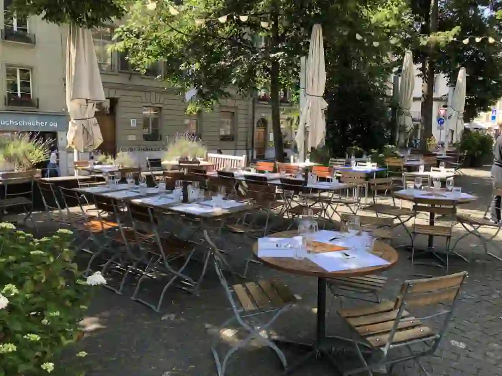 Ringgenberg invites you to linger in a green setting with lovingly laid tables and classic furniture - right in the centre of Bern's old town.