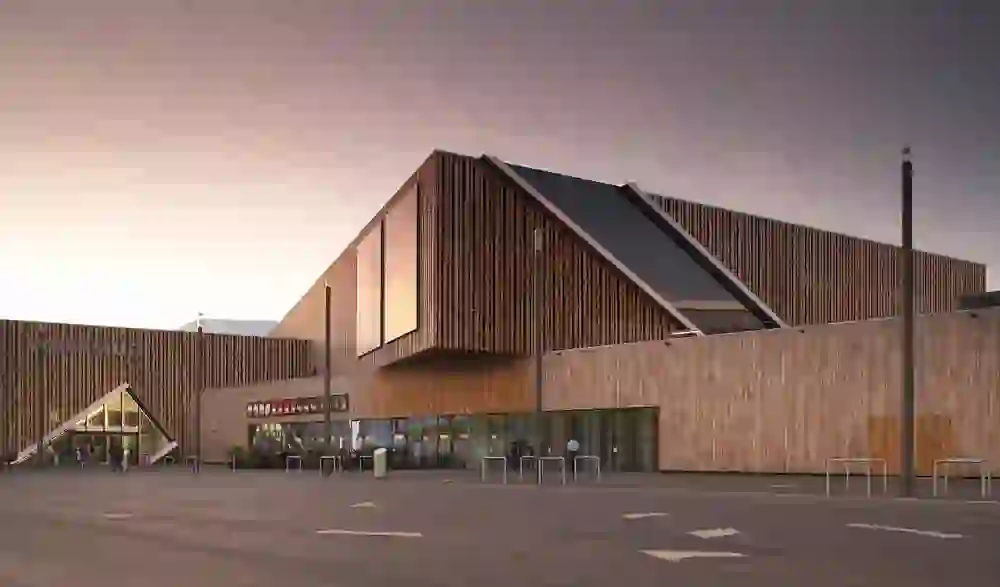 The picture shows the Westside shopping and experience centre in Bern, designed by the famous architect Daniel Libeskind. The striking architecture with its oblique angles and combination of wood and glass gives the building a modern and dynamic appearance.