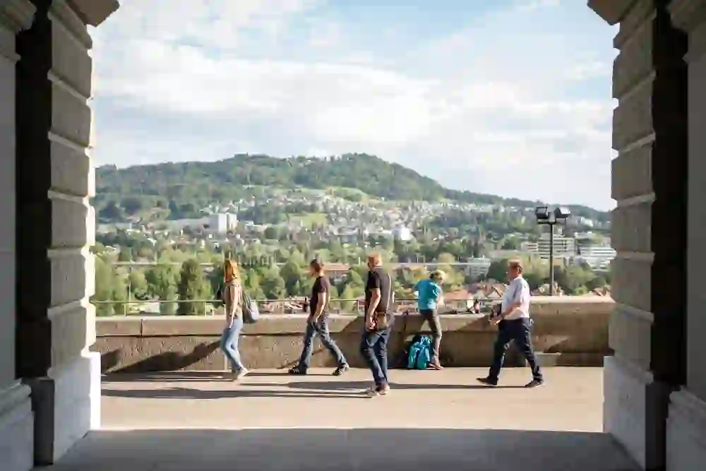 Sur la photo, plusieurs personnes se trouvent sur la terrasse fédérale et profitent de la vue.