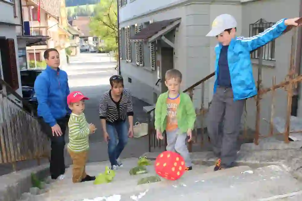 Auf dem Bild ist eine Familie zu sehen, welche durch die Aktivität "Spiel dich durch Langnau"  die Ortschaft Langnau entdeckt.