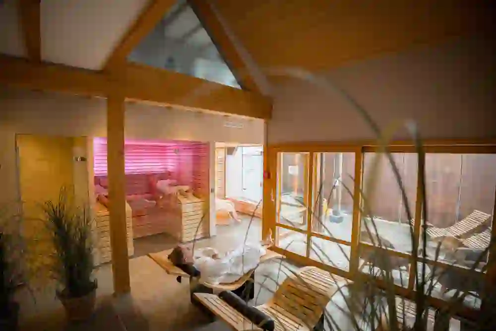 Im Wellnessbereich des Romantikhotels Bären Dürrenroth geniessen Gäste in einem lichtdurchfluteten Raum mit Holzelementen die Ruhe. Eine Sauna und Entspannungsliegen bieten eine Oase der Erholung.