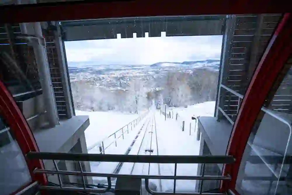 Das Bild zeigt die Gurtenbahn im Winter mit Aussicht auf die verschneite Stadt Bern.