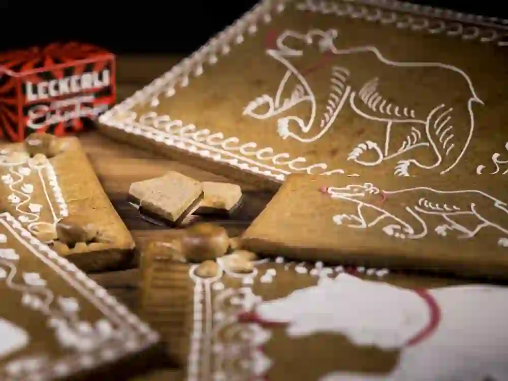 Il pan di zenzero finemente decorato con motivi tradizionali della Confiserie Eichenberger emana calore e intimità ed evoca ricordi di festa.