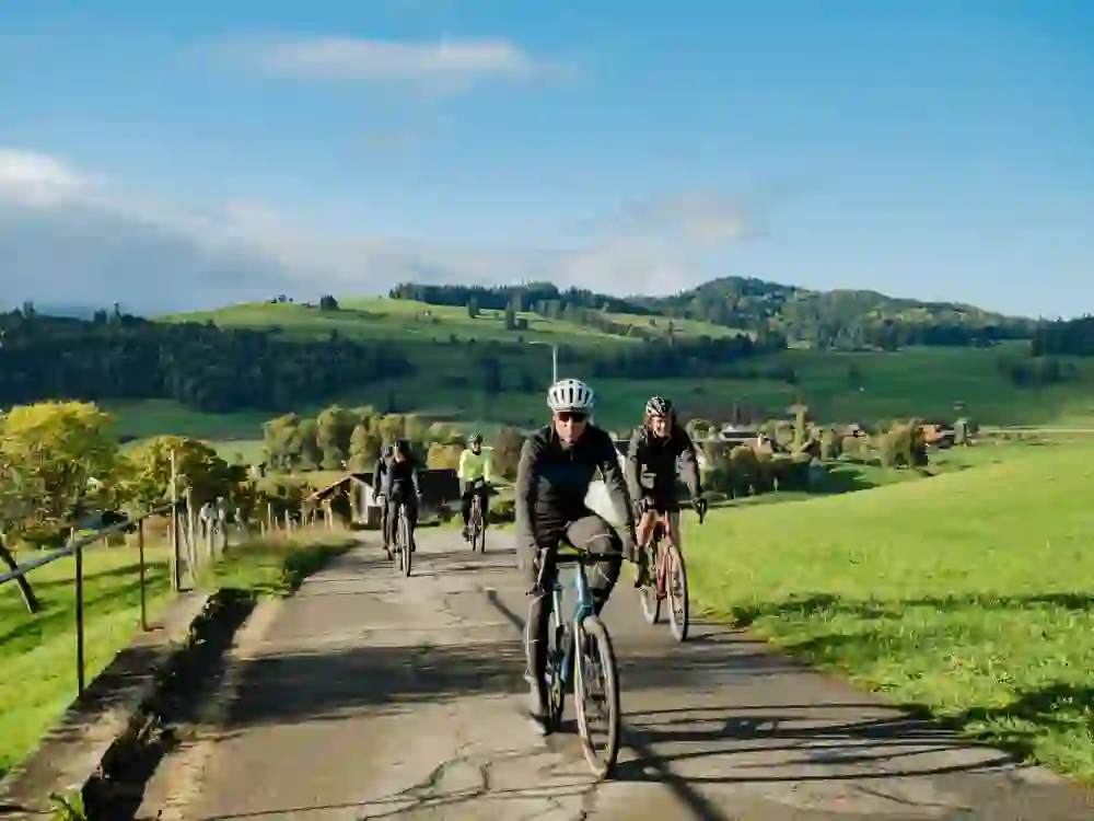 L'immagine mostra alcune persone in sella a biciclette da ghiaia nel bellissimo Parco Naturale di Gantrisch.