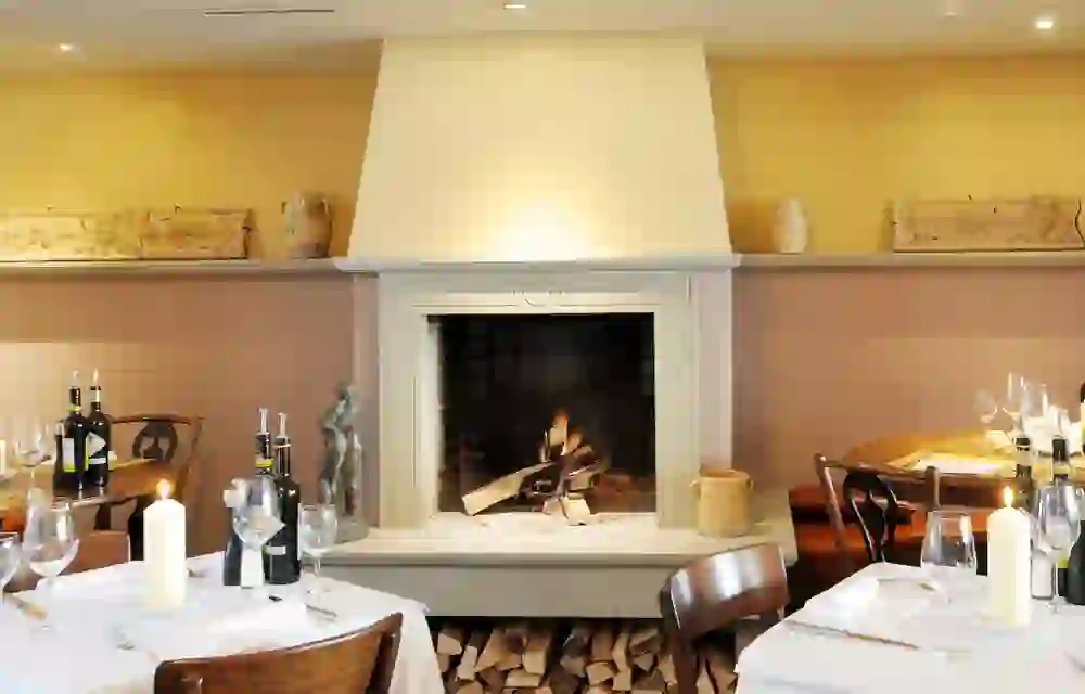 Das Bild zeigt das Innere des Restaurants "Santa Lucia", bekannt für sein warmes und einladendes Ambiente.