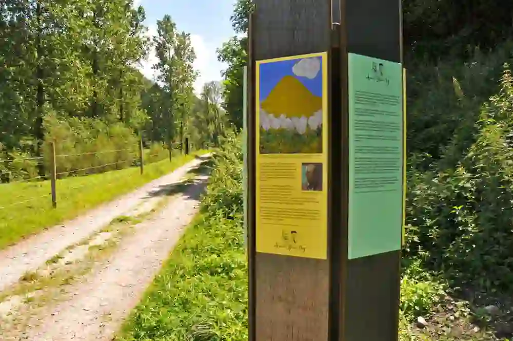 Auf dem Foto ist eine Informationsstehle zu sehen, die auf dem Amiet-Hesse-Weg beim Mutzgraben steht. Solche Informationstafeln bieten Wanderern Wissenswertes über die Umgebung, die lokale Flora und Fauna, historische Fakten oder über bedeutende Persönlichkeiten und Ereignisse.