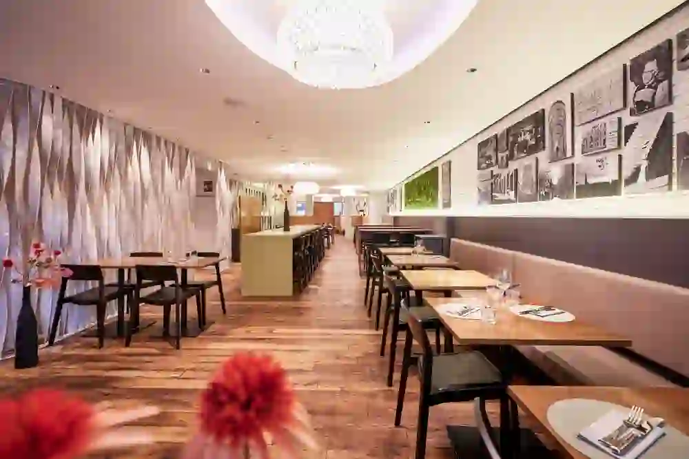 L'élégant restaurant Bärenhöfli de l'hôtel Kreuz de Berne séduit par son design moderne, son bois chaleureux, son éclairage d'ambiance et son flair urbain - un lieu de plaisir et de rencontre.