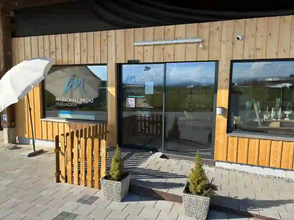 The picture shows the entrance to the regional farm shop Marshall in Neuenegg