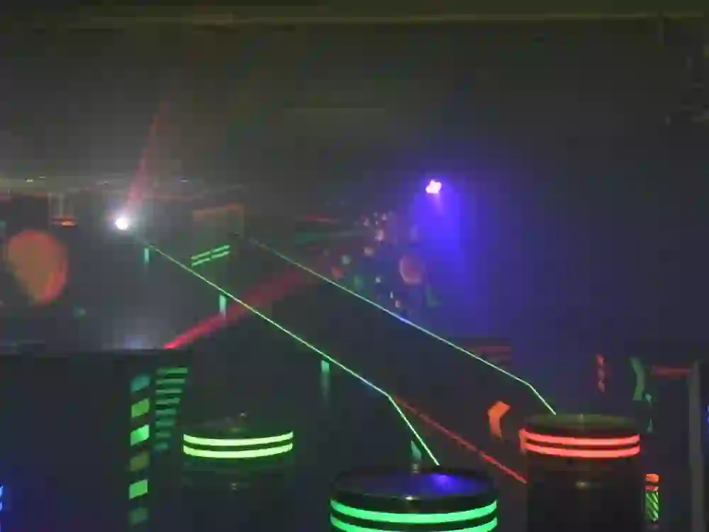 The Lasercity Biel laser tag arena immerses players in an adventurous scenario, surrounded by foggy shadows and intense laser beams that promise a dynamic and exciting experience.