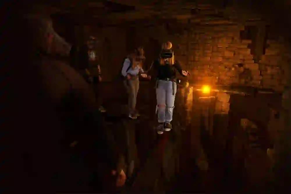 In the "Fusion Arena", visitors wearing VR goggles experience an exciting adventure in what appears to be an ancient building, surrounded by an atmosphere full of thrills and immersion.