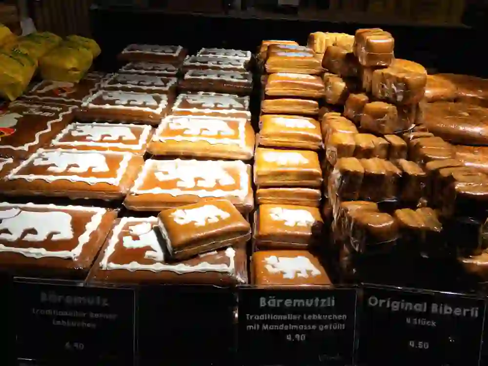 Auf dem Bild sind verschiedene Sorten des traditionellen "Bärner Läbchueche", auch bekannt als Berner Lebkuchen, zu sehen.