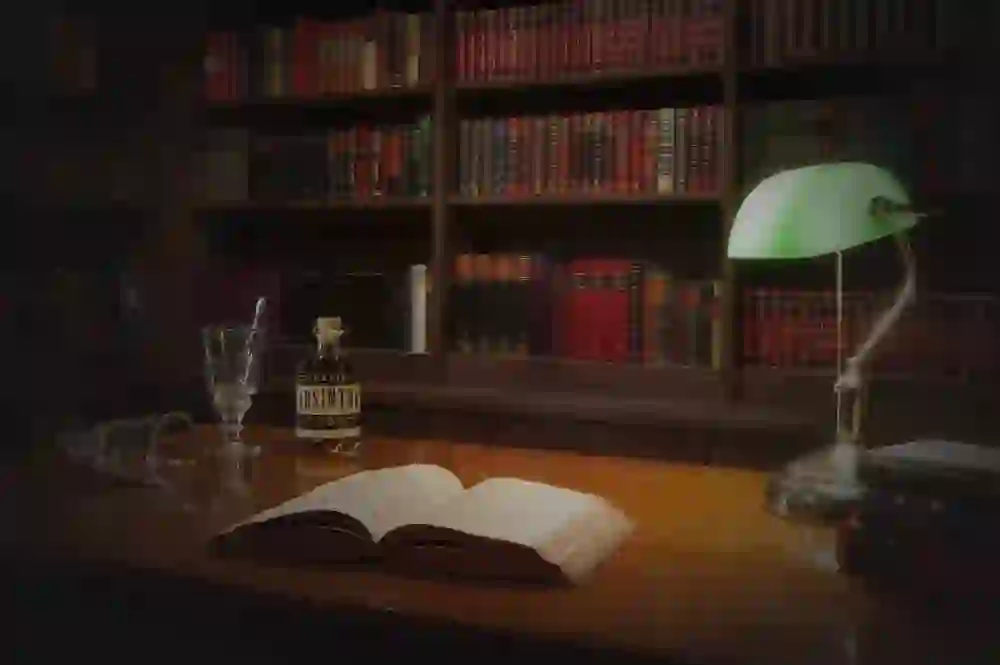 Das Bild zeigt einen Raum des Adventure Room vom Hotel Novotel Bern Expo. Eine klassische Bibliotheksszene mit Büchern, einer grünen Schreibtischlampe und einer Flasche Absinth, die eine Atmosphäre der Ruhe und intellektuellen Genusses ausstrahlt.