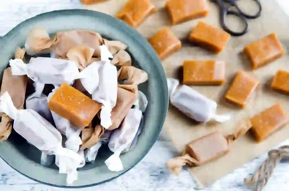 Das Bild zeigt "Nidletäfeli", eine traditionelle Schweizer Süssigkeit, ähnlich dem bekannten Karamellbonbon.