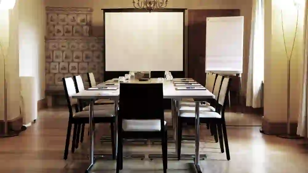 Le Schlossstube du château de Hünigen allie le charme traditionnel à l'élégance moderne, idéal pour des réunions de réflexion dans une ambiance historique.