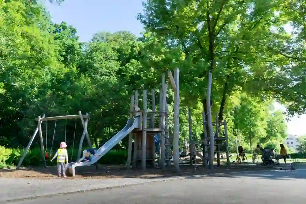Das Bild zeigt einen lebhaften Spielplatz im Steinhölzli, einer beliebten Erholungsgegend in Köniz, nahe Bern.