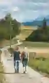 L'image montre deux personnes qui se promènent le long d'un chemin étroit et sinueux. Elles sont vues de dos et portent des vêtements de loisirs. Le paysage est rural, avec des champs, des arbres et un arrière-plan montagneux. Des fleurs jaunes et des clôtures bordent le chemin. Le ciel est légèrement nuageux et la scène respire le calme et le respect de la nature.