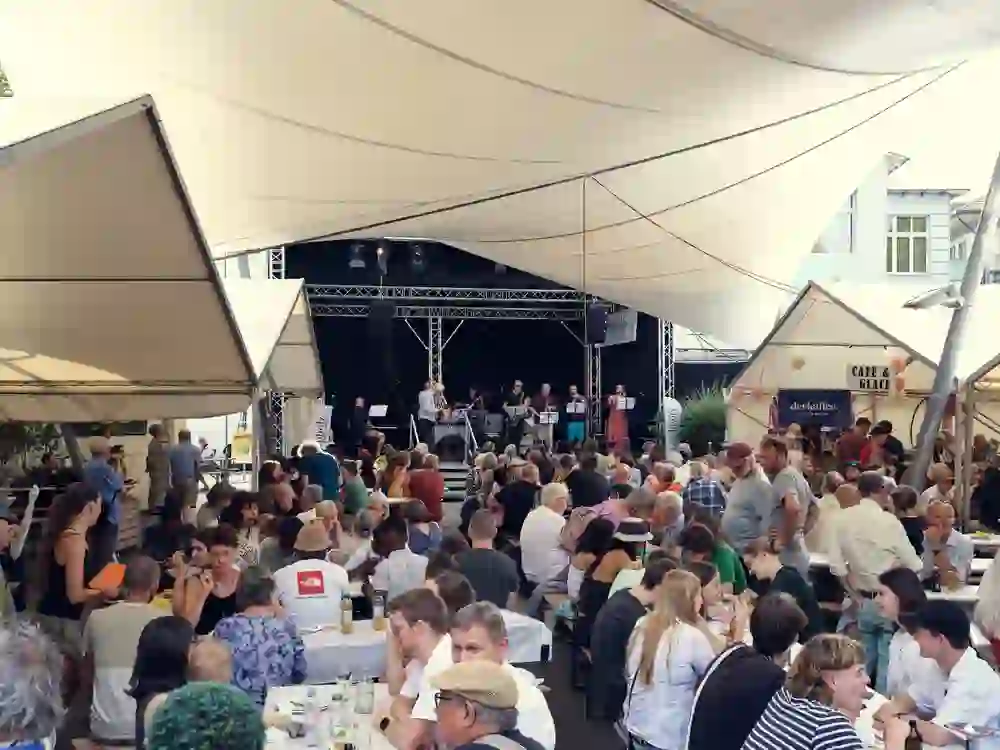 Die Teilnehmenden der Workshops performen die erlernten Fähigkeiten an den Workshopkonzerten auf dem Viehmarktplatz an den Langnau Jazz Nights