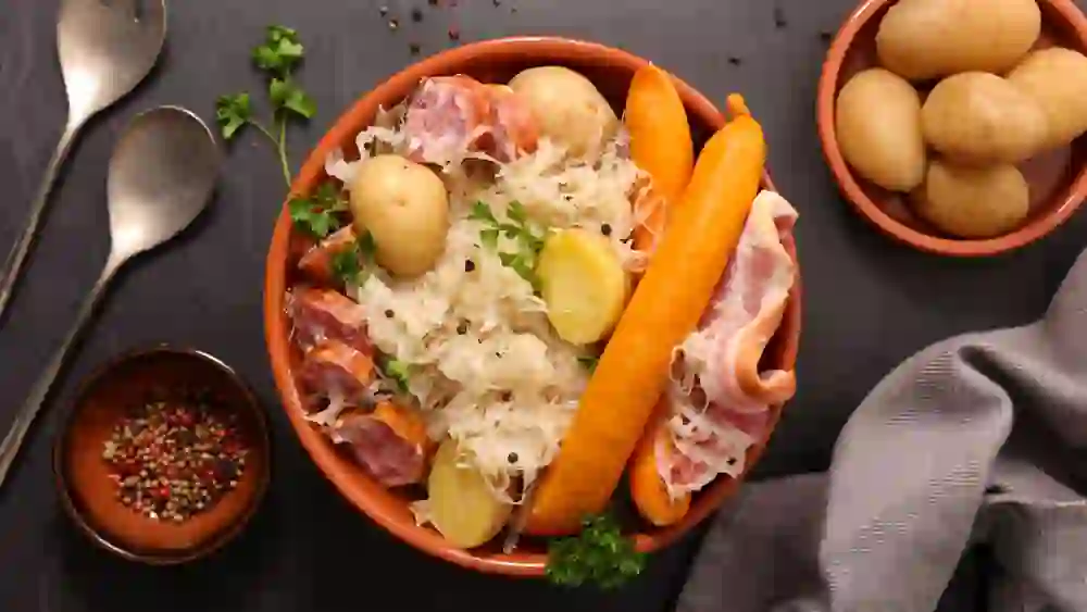 Das Bild, das du gezeigt hast, zeigt ein traditionelles Schweizer Gericht, bekannt als "Berner Platte".