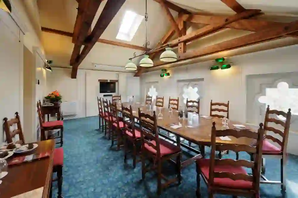 The photo shows a bright conference room in the Unique Hotel Innere Enge in Bern, whose wooden beams and classic furnishings convey an atmosphere of professionalism and traditional charm.