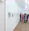 La photo montre un groupe de personnes dans une galerie d'art, apparemment au Kunsthaus de Langenthal. Elles semblent plongées dans une conversation sur les œuvres exposées.