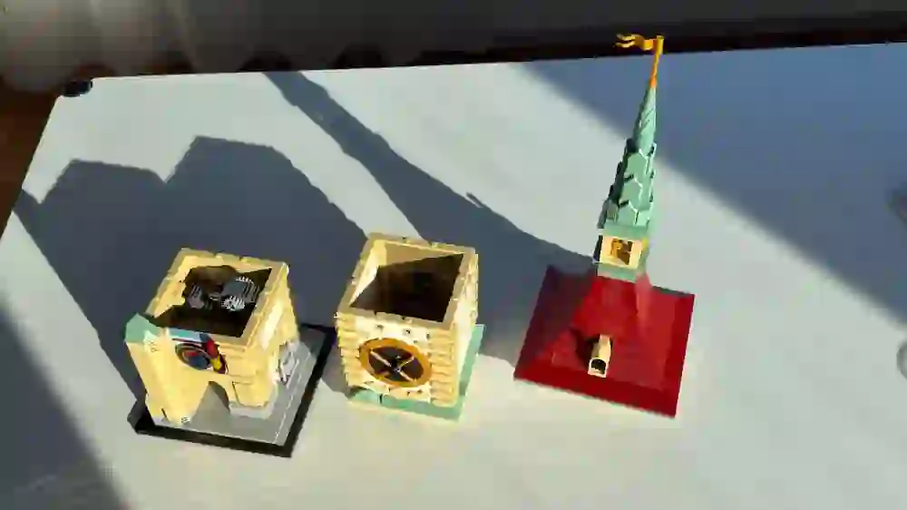 Das Klemmbaustein-Modell der Zytglogge zeigt das Berner Wahrzeichen detailreich in drei Teilen. Im warmen Sonnenlicht entsteht eine ruhige, fast ehrfürchtige Stimmung – ein stiller Moment der Wertschätzung für Technik, Geschichte und Handwerkskunst.