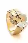 Das Bild zeigt einen prächtigen Ring von der Bijouterie Sonderegger: ein auffälliges Stück mit einem grossen, marquise-geschliffenen Diamanten, eingefasst in Gold, das von filigranen Silberdetails durchzogen ist. Das Design strahlt Eleganz und einen Hauch von Opulenz aus.