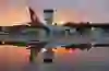 User Uploaded image Was ist auf dem Bild zu sehen? Stimmung und Emotionen in die Bildbeschreibung integrieren. Maximal 250 Zeichen. Flughafen Bern - Belp ChatGPT Ein Flugzeug am Flughafen Bern-Belp spiegelt sich im Abendrot in einer Pfütze, ein stiller Moment, der die ruhige Schönheit des Reisens einfängt.
