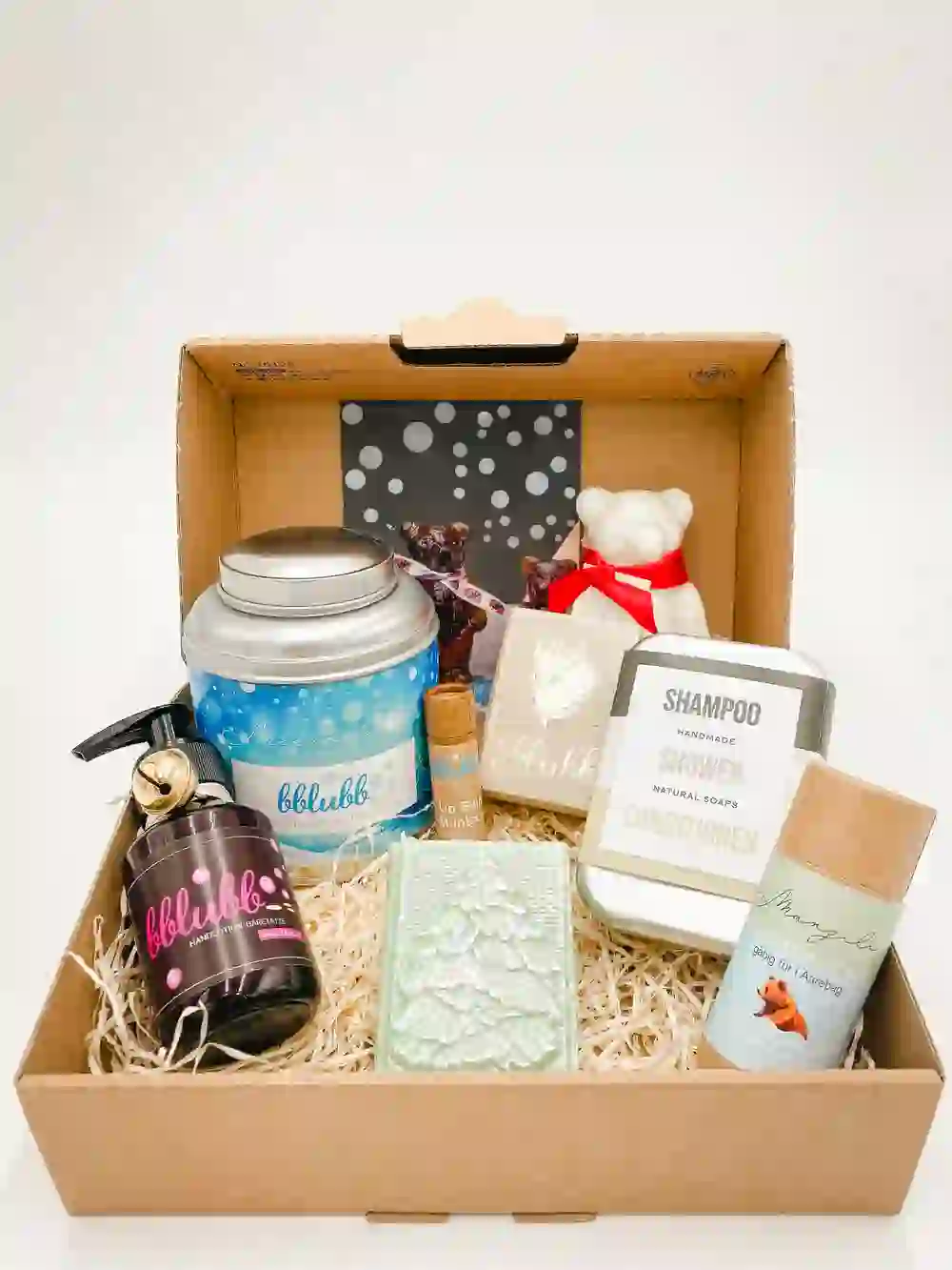 Ein festlicher Geschenkkorb voller Wohlfühlprodukte der Berner Firma blubb, perfekt für eine entspannende Auszeit. Enthält handgemachte Seifen, Shampoo, Körperbutter, Lippenbalsam, Kerze und eine Schokolade. Ideal für gemütliche Wintertage und weihnachtliche Verwöhnmomente.