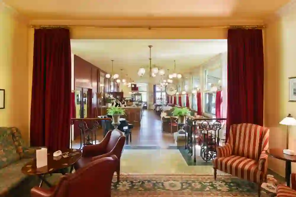 L'immagine mostra la Josephine Brasserie dell'Hotel Unique Innere Enge, che emana un'atmosfera di eleganza e comfort con i suoi arredi classici e i suoi colori vivaci.