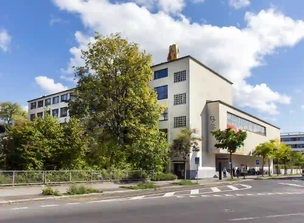 L'immagine mostra il Museo di Storia Naturale di Berna, riconoscibile per la sua facciata moderna e per un grande modello di mammut che sporge dal tetto: un accento giocoso che suscita curiosità e attesa per la scienza e la scoperta.